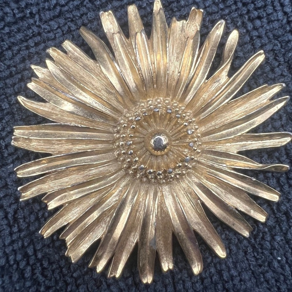 Vintage 3D Floral Brooch Sunflower Daisy Gold Tone 2.5"